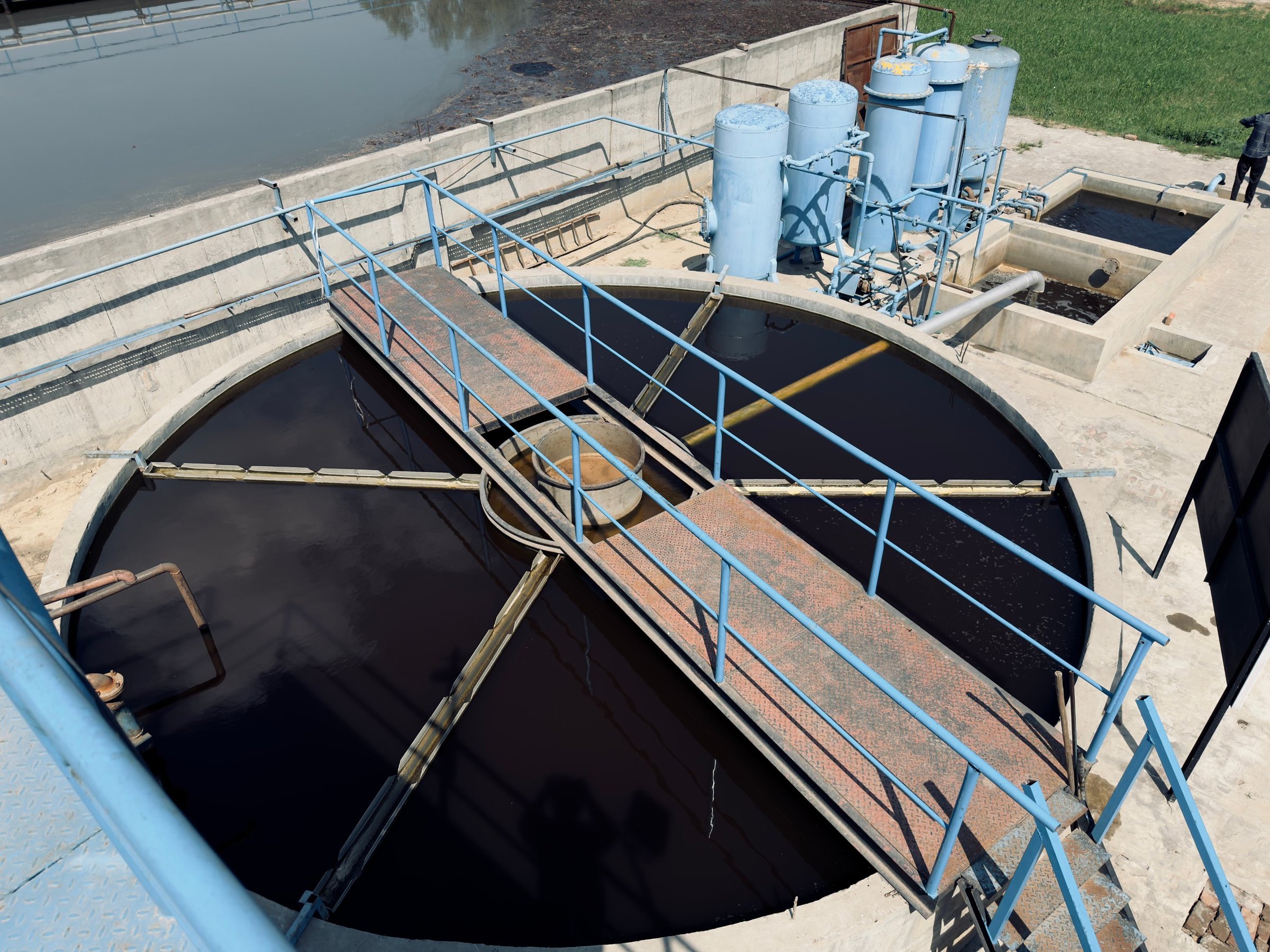 Industrial effluent treatment plant with clarifiers