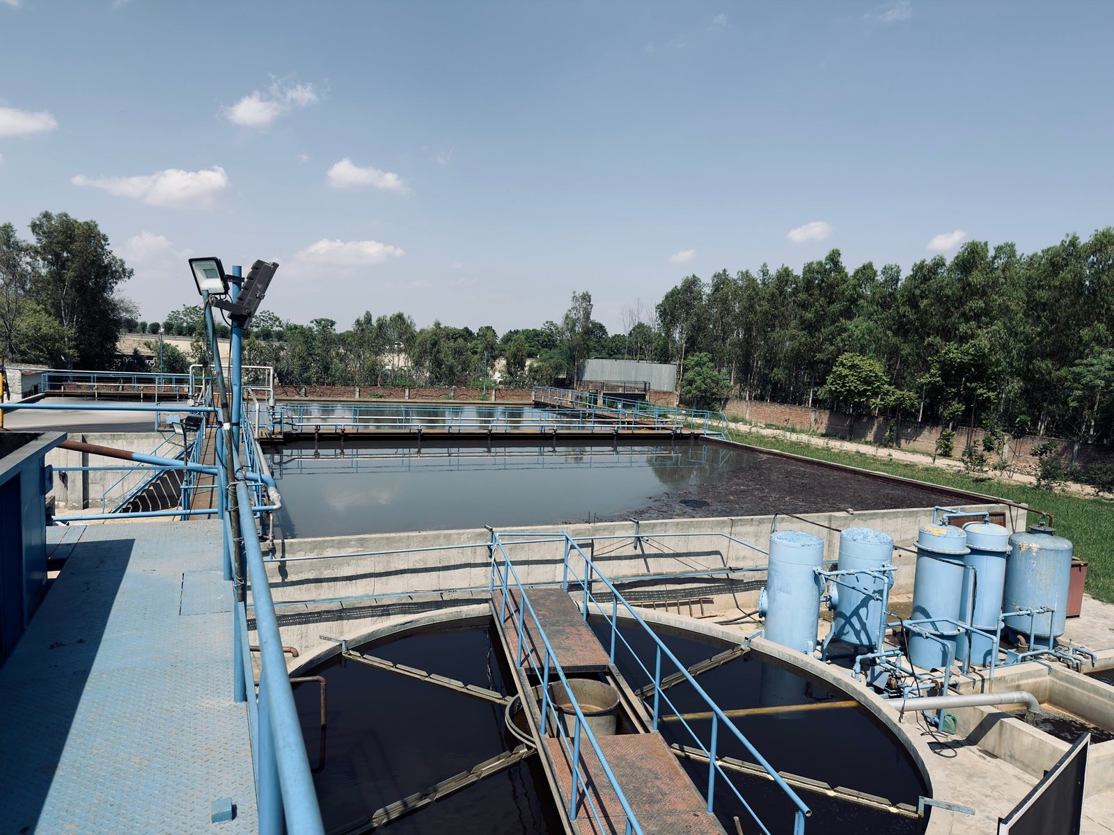 Effluent treatment plant with aeration tank, circular clarifier and filter vessels