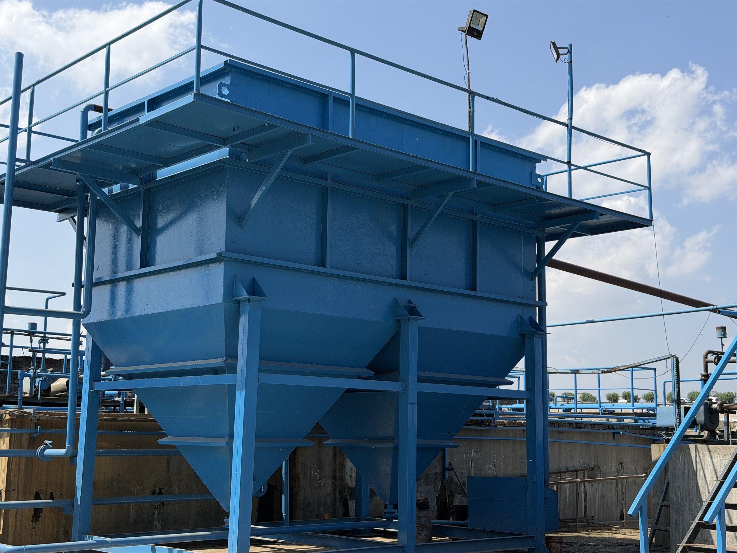 Blue hopper-bottom clarifier